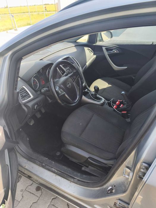 De vanzare Opel Astra j Sports tourer, 1.7, diesel, 110 cai, 2012