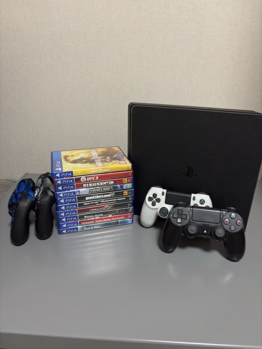 Продам комплект PlayStation 4 + 2 геймпада + накладки + 11 игр (диски)