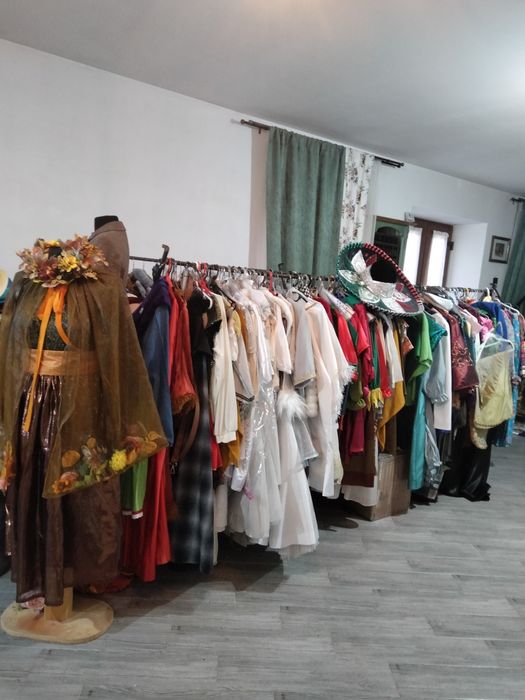 Spre vânzare ,,costume pentru serbări.