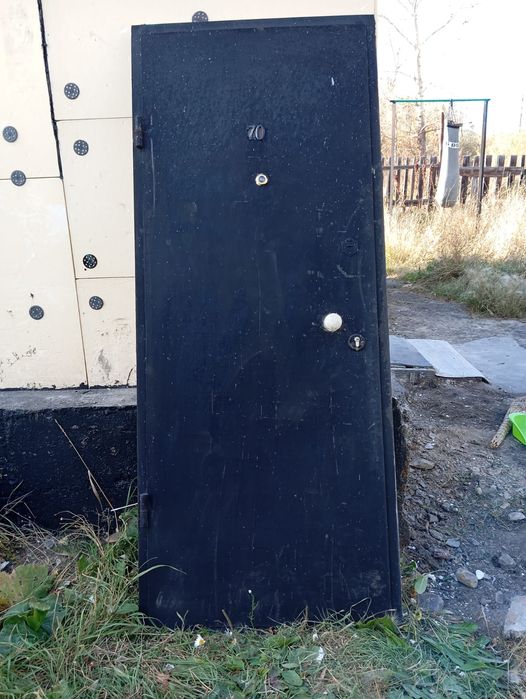 Железный дверь в   хорошем сост. Рабочи пос.