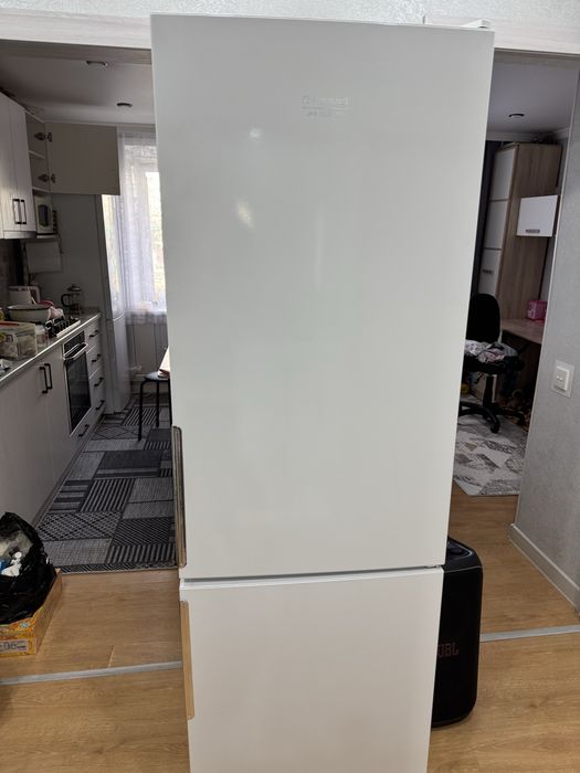 Продам холодильник Hotpoint ariston