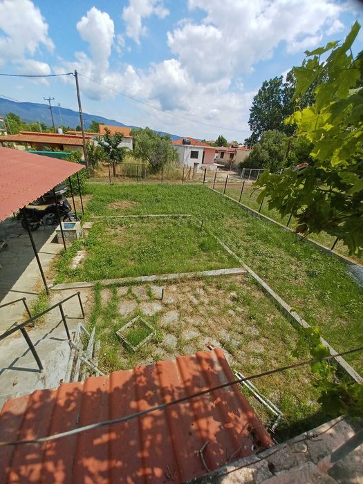 Продава с площ 85 м2 и двор 508 м2 в Паралия Врасна, Гърция