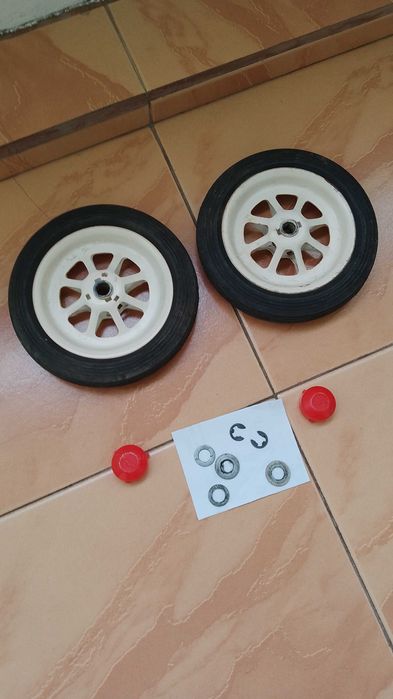 Колела за количка,помощни колела или детска триколка.