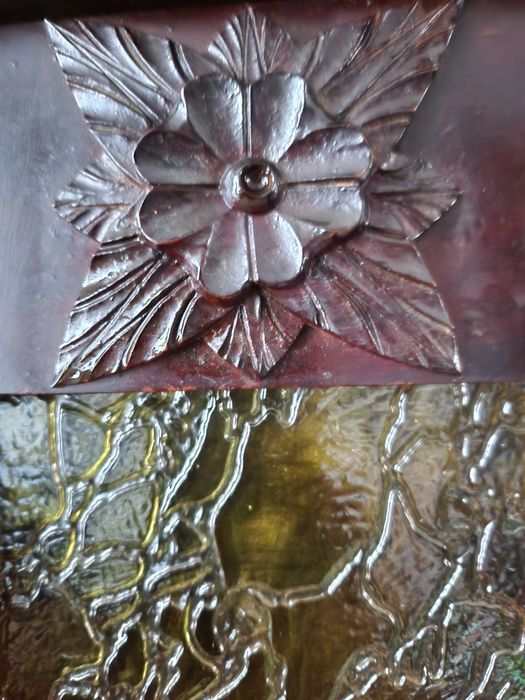 Бюфет, старинен от масивна дървесина.