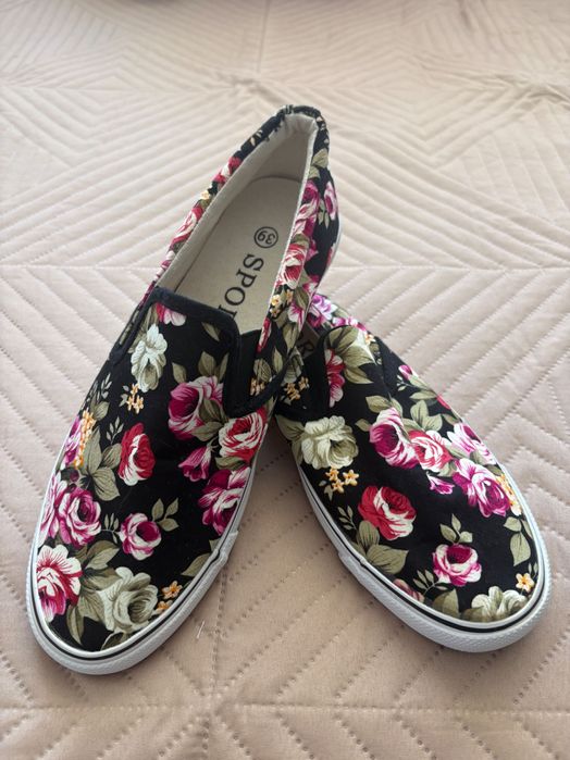 Обувки, боти, сандали