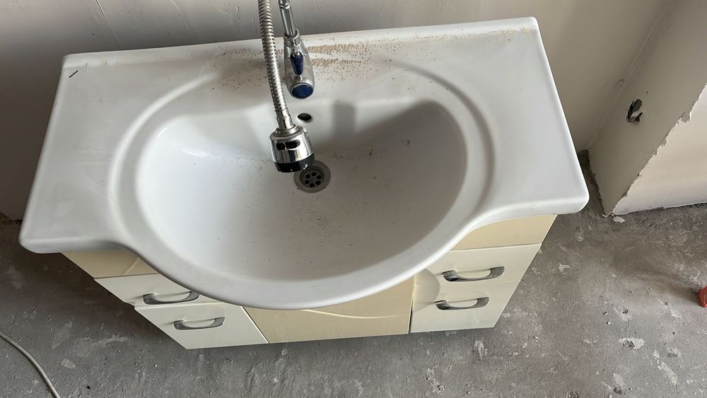 Раковину с тумбой