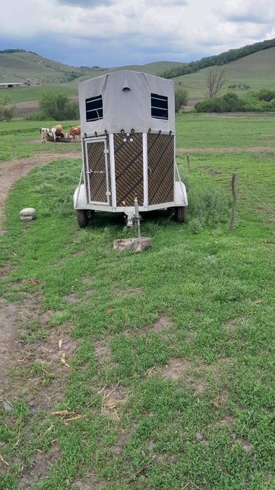 Vând remorca de cai