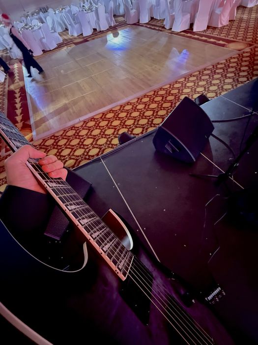 Учитель электрогитары