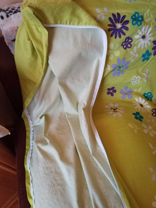 Fata de plapumă, verde cu flori, dimensiuni: 150/220 cm Folosita o dat