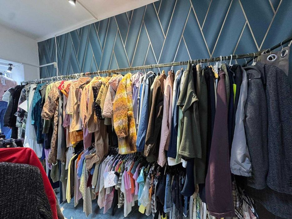 Mobilier metalic ideal pentru magazine de haine