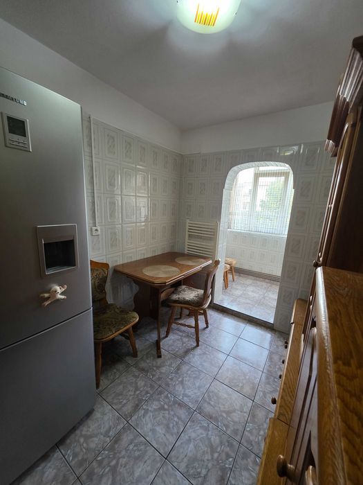 Inchiriez apartament cu 3 camere