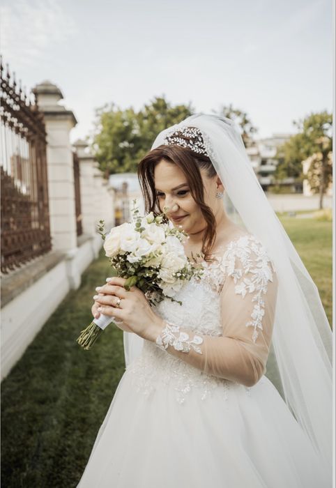 Rochie de mireasa, coronita si voal, impecabile