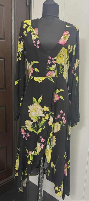 Черна рокля GUESS