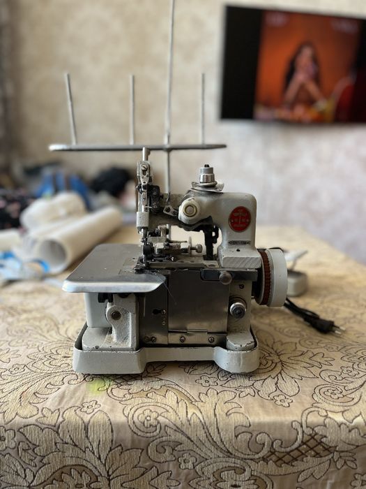 Швейные машины и оверлоки.Оверлок 051 класса