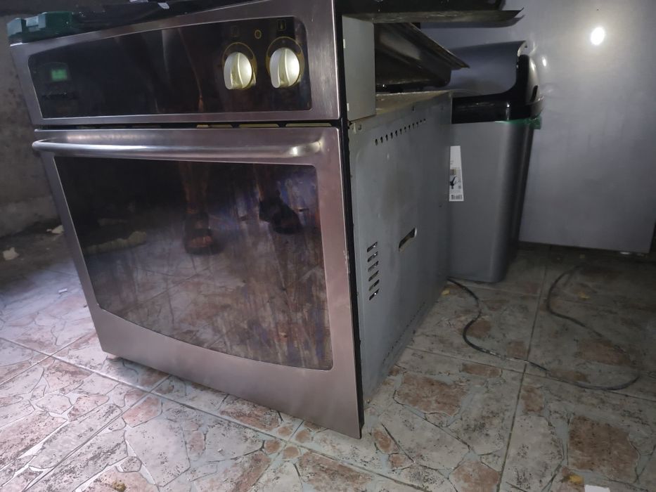 Вградена фурна Gorenje, заедно с плот за вграждане