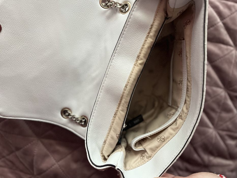 Бяла кожена чанта, guess