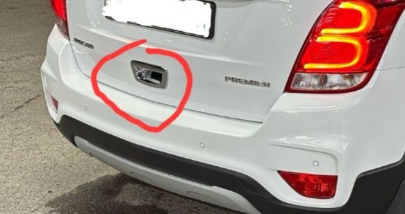 Никель на заднею дверь shevrolet tracker 1