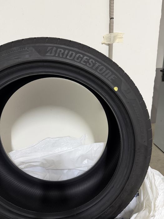 Продам шины новые 235/45/18