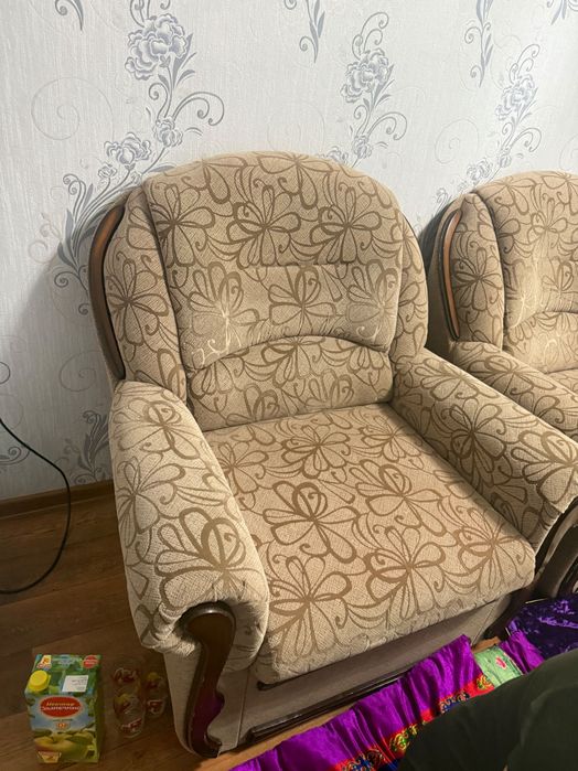 Диван с двумя креслами