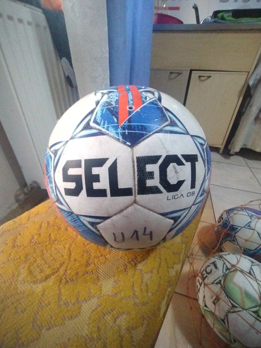 Vând minge select albastra prețul e negociabil