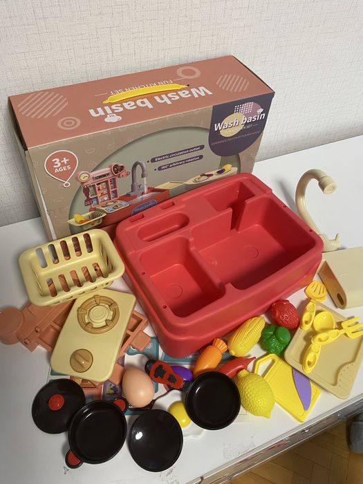 Детска мивка с течаща вода с малка кухня