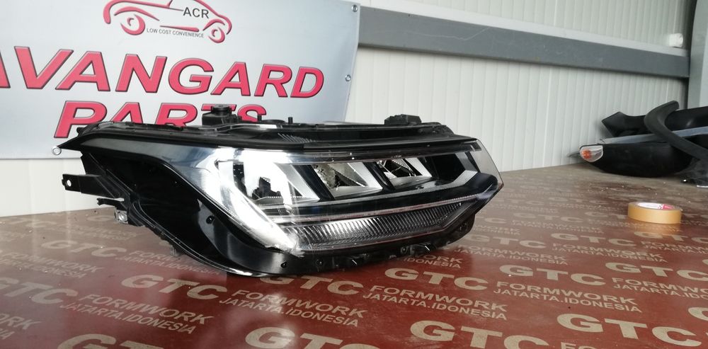 2 броя десен фар VW Tiguan 2020-