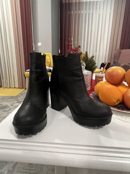 Високи черни боти