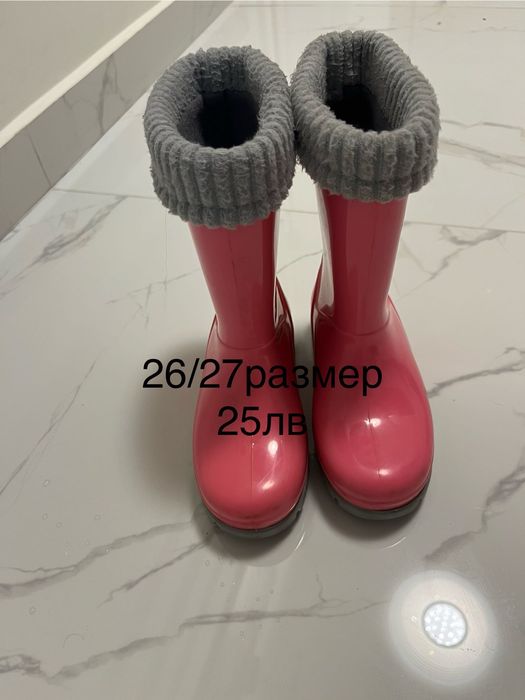 Детски боти и ботуши в добро състояние.