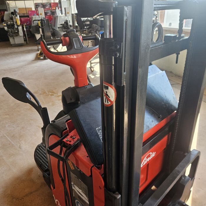 Електрическа палетна количка-стакер LINDE L14