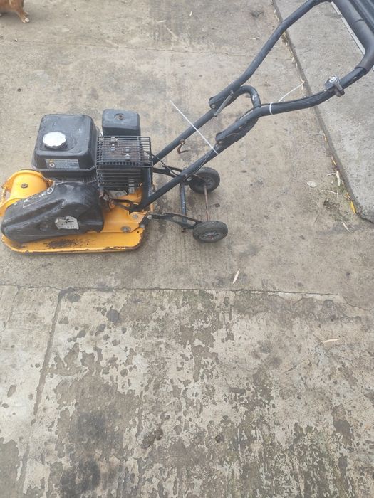 Vând talpă compactoare pe benzina