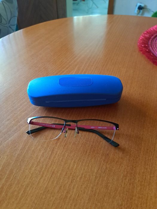 Рамка за очила черно червено