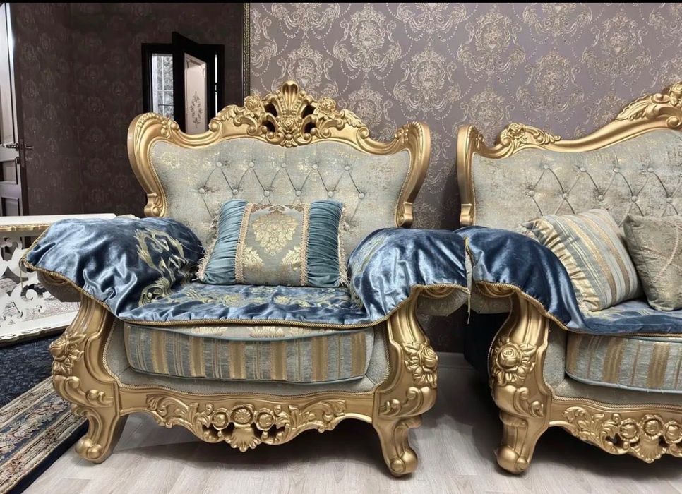 Продам диван двумя креслами