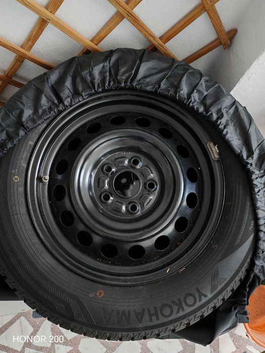 Set roți iarnă complete – Yokohama BluEarth Winter V906 215/60R16 99H