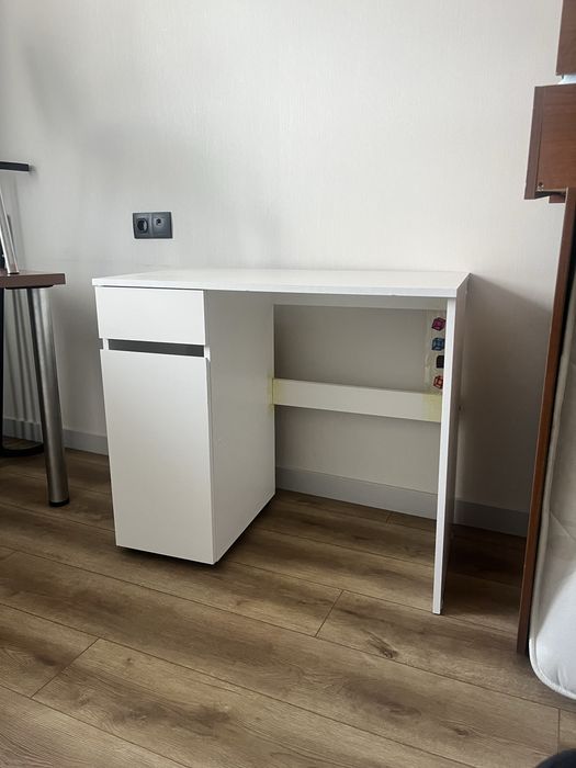 Рабочий стол, кровать, телевизор, пылесос