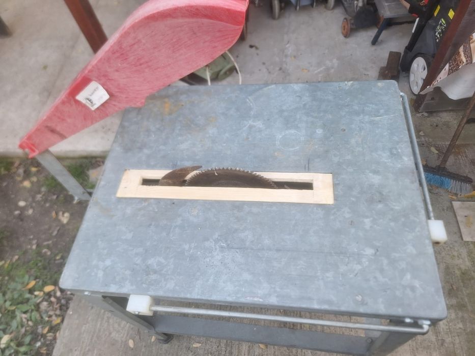 Vând circular cu masă