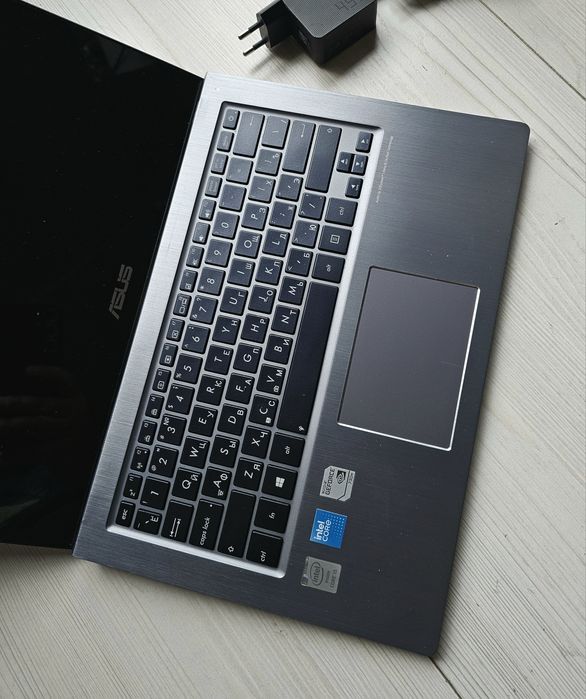 ASUS Zenbook / сенсорный / Intel® Core™ i5 / 256GB SSD