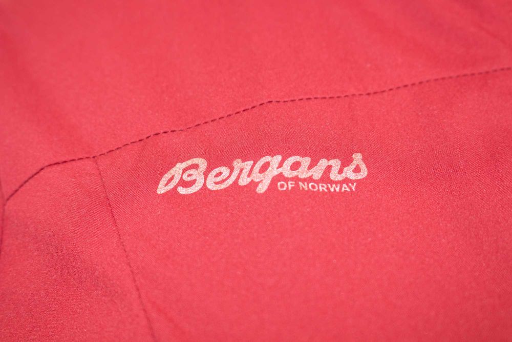 BERGANS Norddal Jacket дамско яке вишнаво много тънко с качулка ветровка S