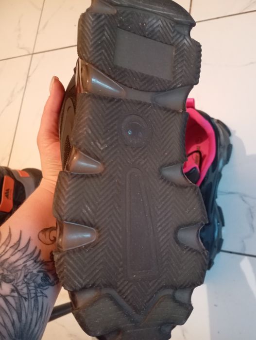 Женские кроссовки