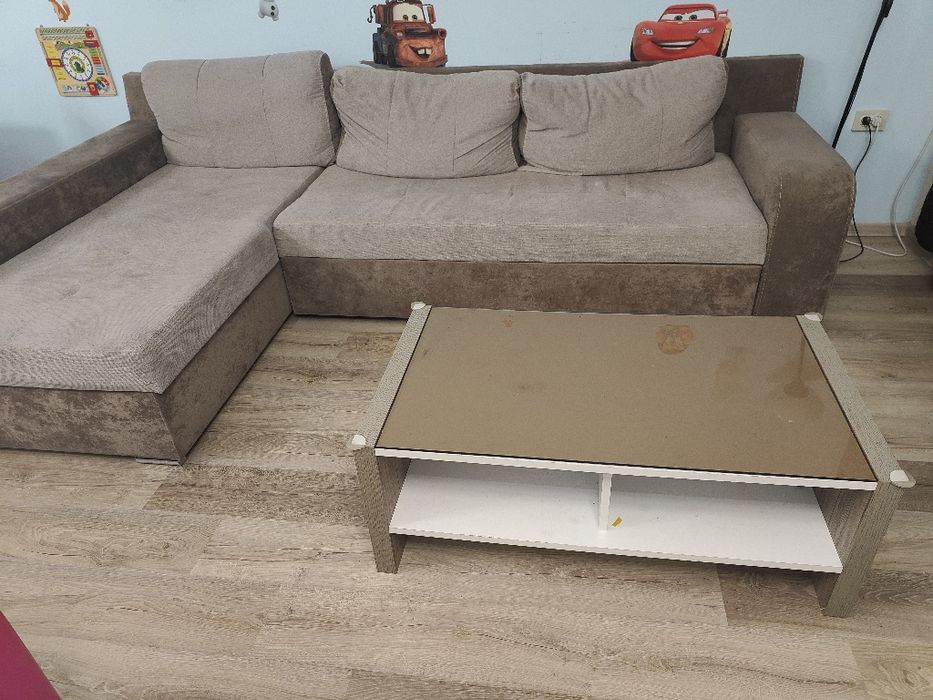 Разтегателен диван с ракла и холна маса