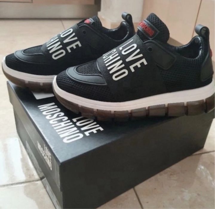 Sneakers Love Moschino