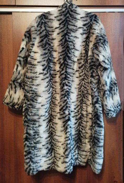 Шуба женская. Размер 48-52. Длина 110 см.