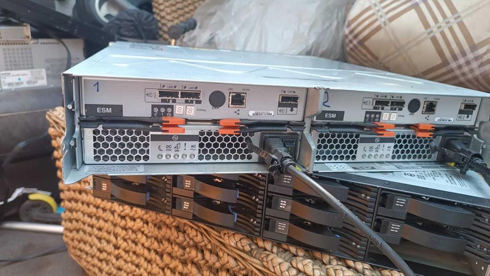 2 x IBM 1746 Storage Enclosure 10x, 9x 600GB SAS 15K