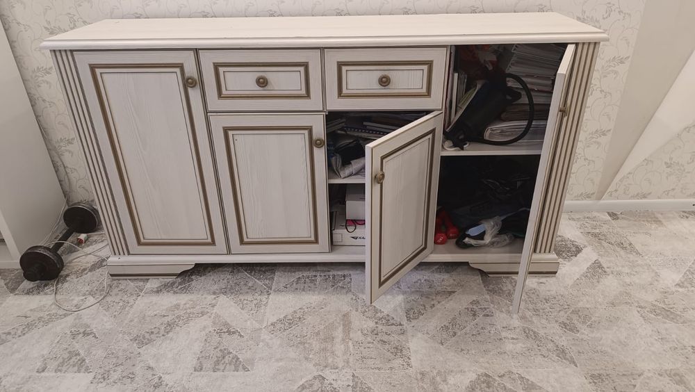 Комод хороший вместительный, добротный.