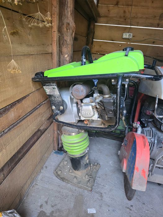 Închiriez masina de asfalt,placa compactoare,compactor si drujba de asfalt