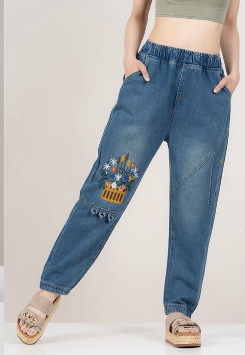 Дамски елеастични дънки с бродерия