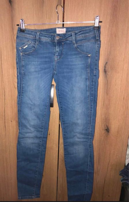 Vand 200 de perechi de blugi diferite marimi S-M XL