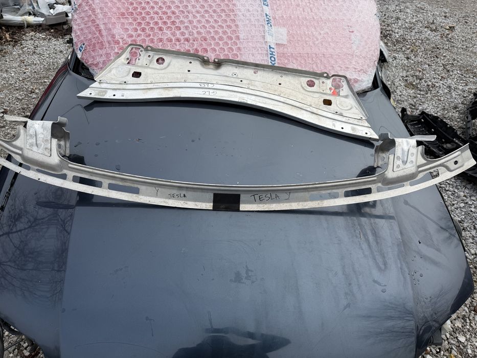 Греда под бронята Tesla Y