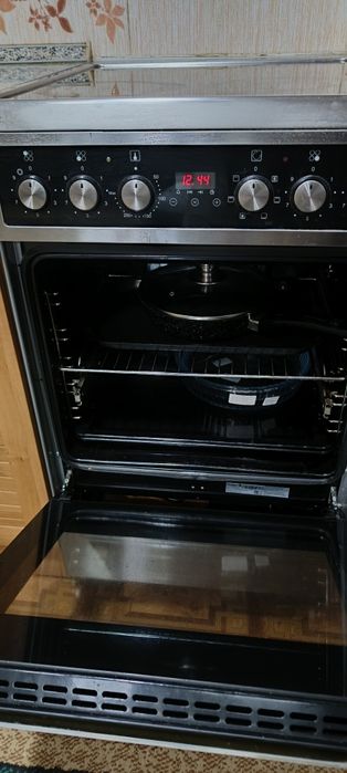 Электро плита 4 конфорочная