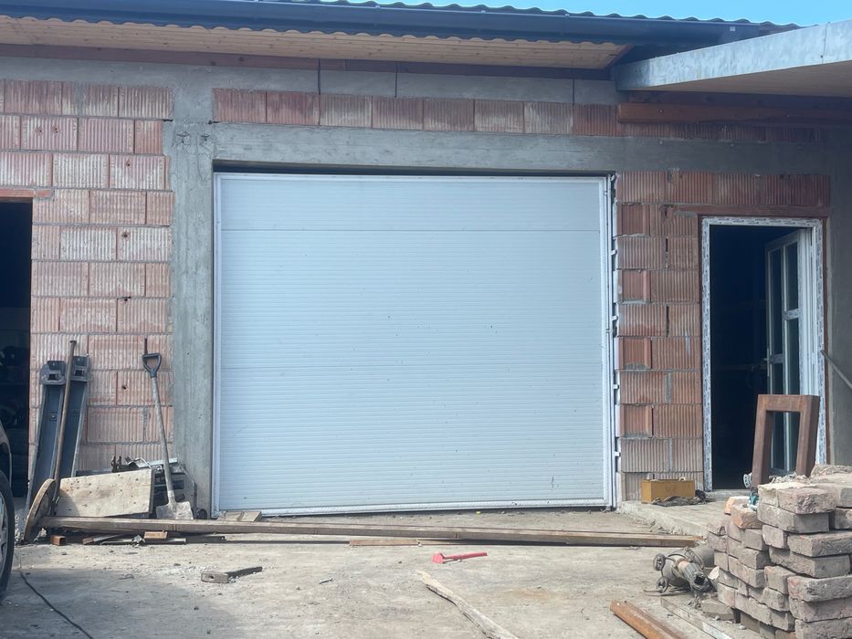 Ușa garaj din panou sandwich