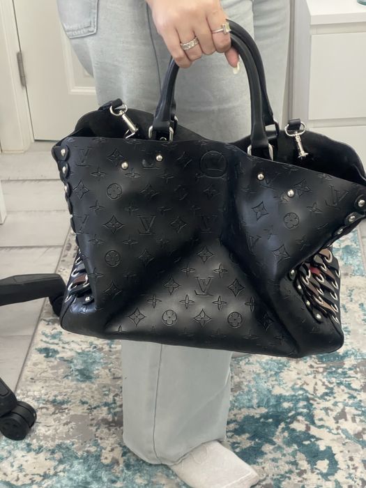 Geanta din piele cu imitatie LV pe ea